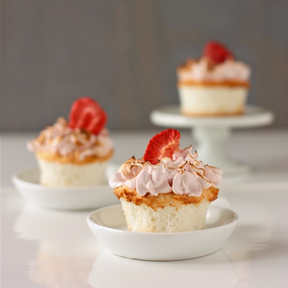 angel food cupcakes with strawberry meringue | daisy&amp;#39;s world